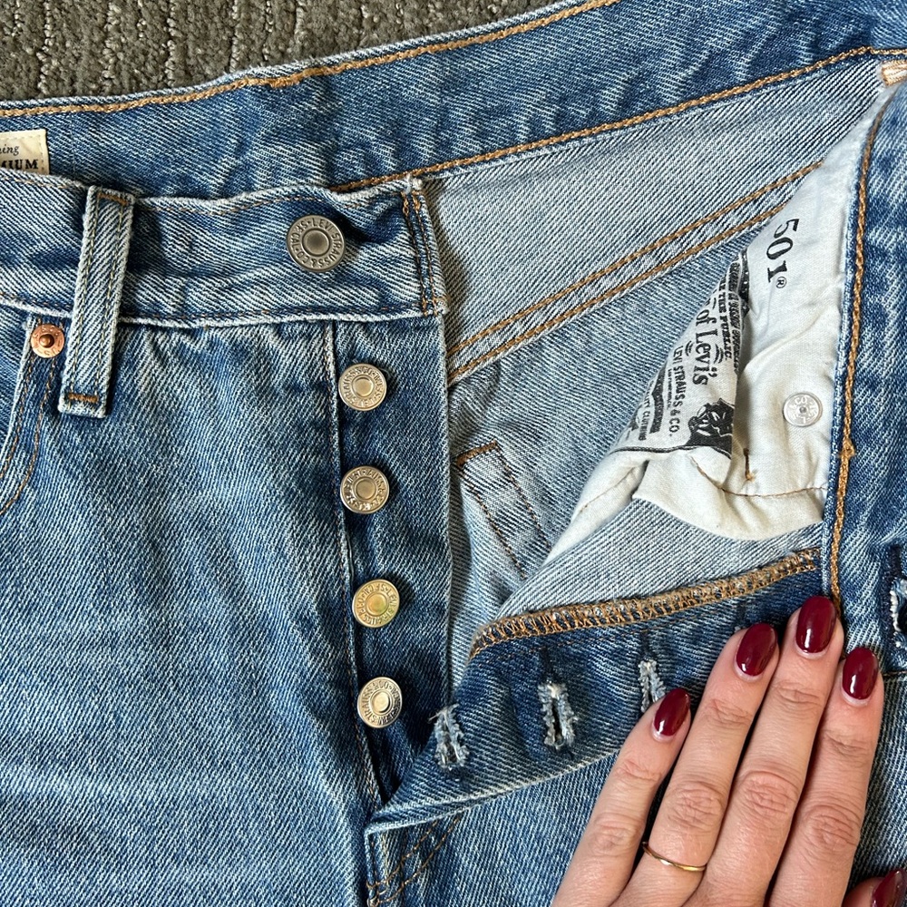 Levi’s 501 original cropped jeans in worn in medium indigo wash